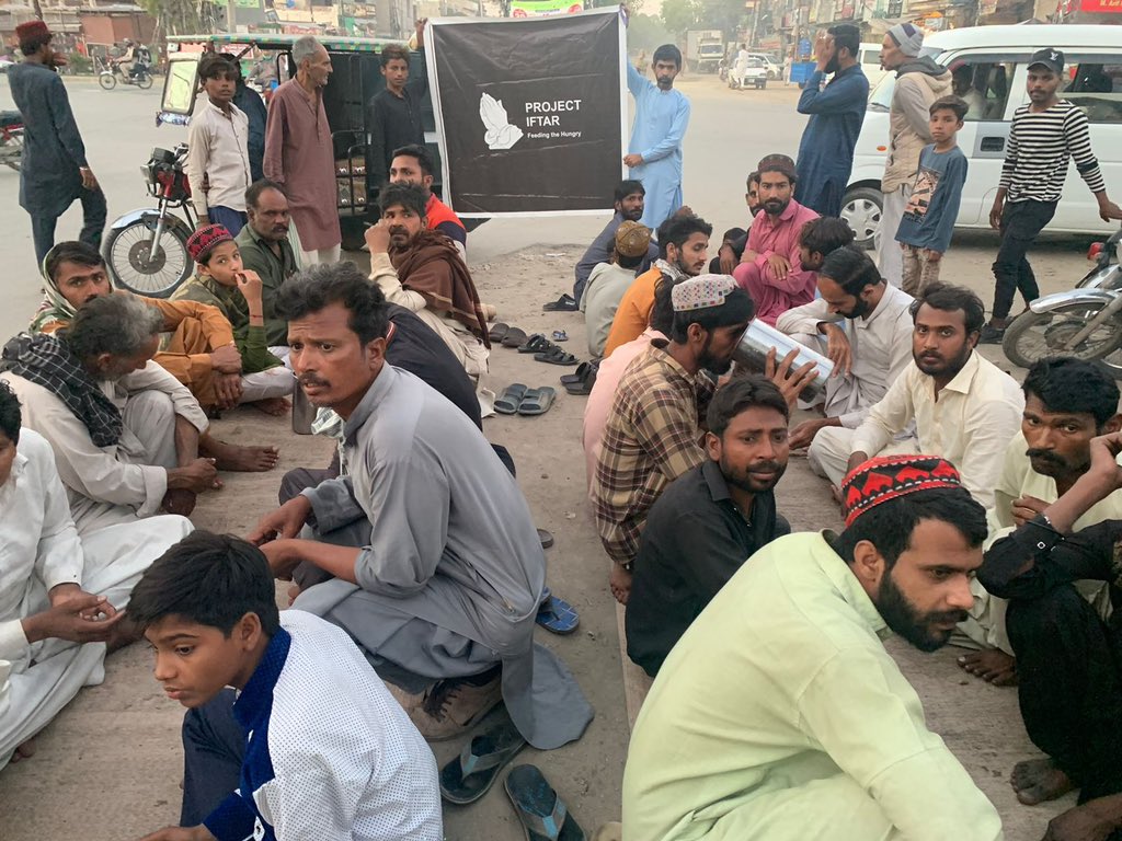 aribk24's tweet photo. last year my friends and I fed 15,000 people 

this year our goal is to feed 30,000 people around the world 

here’s how you can help

1. every retweet = 1 person fed

2. every 10 likes = 1 person fed

3. every $2 donated = 1 person fed https://t.co/IQywqAGdE3