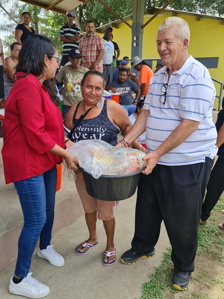 BancadaLibre's tweet photo. El diputado @CheleCastro0501, visitó las Colonias Nuevos Horizontes y El Faro en San Pedro Sula, Cortés, donde entregó kits escolares a los niños y niñas de los centros educativos de la zona. Adicionalmente, proporcionó canastas de alimentos a los adultos mayores de la comunidad. https://t.co/xd2iy7H7hX
