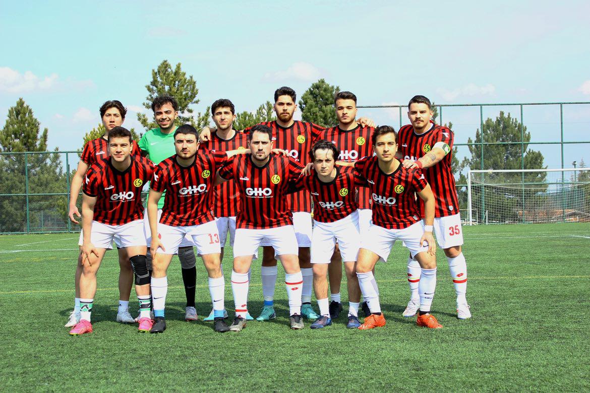 ODTÜ de düzenlenen yurtlar arası turnuvada Eskişehirsporlu bir arkadaşımızın kurduğu ES-ES formalarıyla mücadele eden takımları turnuvayı 2.olarak tamamladı.
#Eskişehirspor