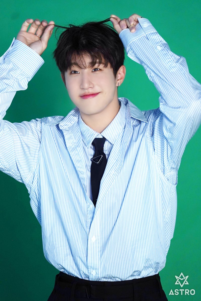 AstroUnitEsp's tweet photo. HAPPY JINJIN DAY
HBD to our Lovely leader. Thank you for make us happy and always do your best for Astro and Aroha.
Keep shining, baby.
We love you so much 
#햇살처럼_따뜻한_찐리더_생일축하해 #진진 #JINJIN @offclASTRO https://t.co/oht2vt1wP4