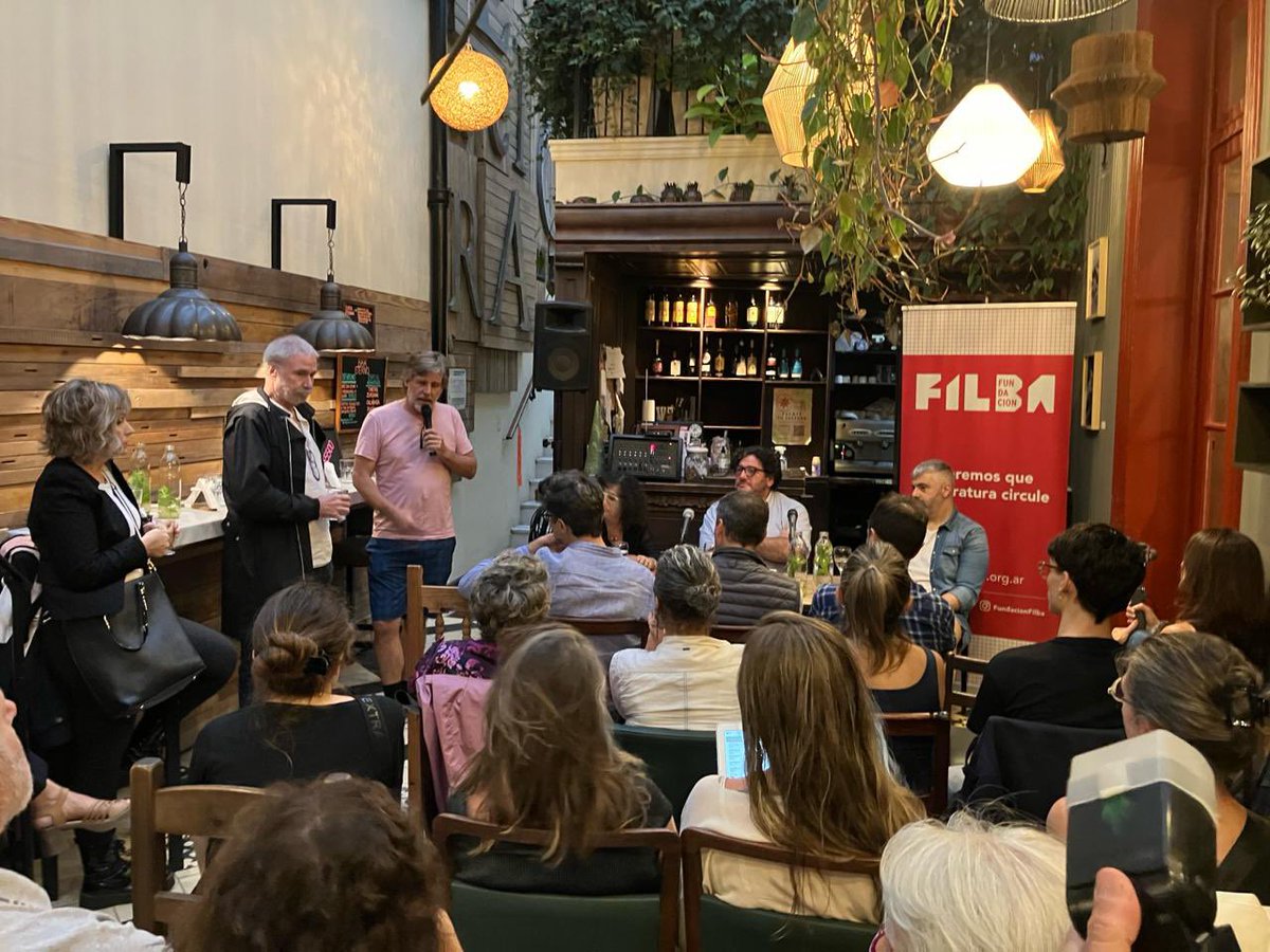 FundacionFilba's tweet photo. @pabloavelluto: El precio del libro es una herramienta de venta para los libreros.
@vmalumian Por qué tocar algo que sí funciona como la ley del libro cuando hay tantas otras cosas rotas?
#FilbaPresenta #Conversaciones_Urgentes en @eternacadencia https://t.co/qp6csUVSRW