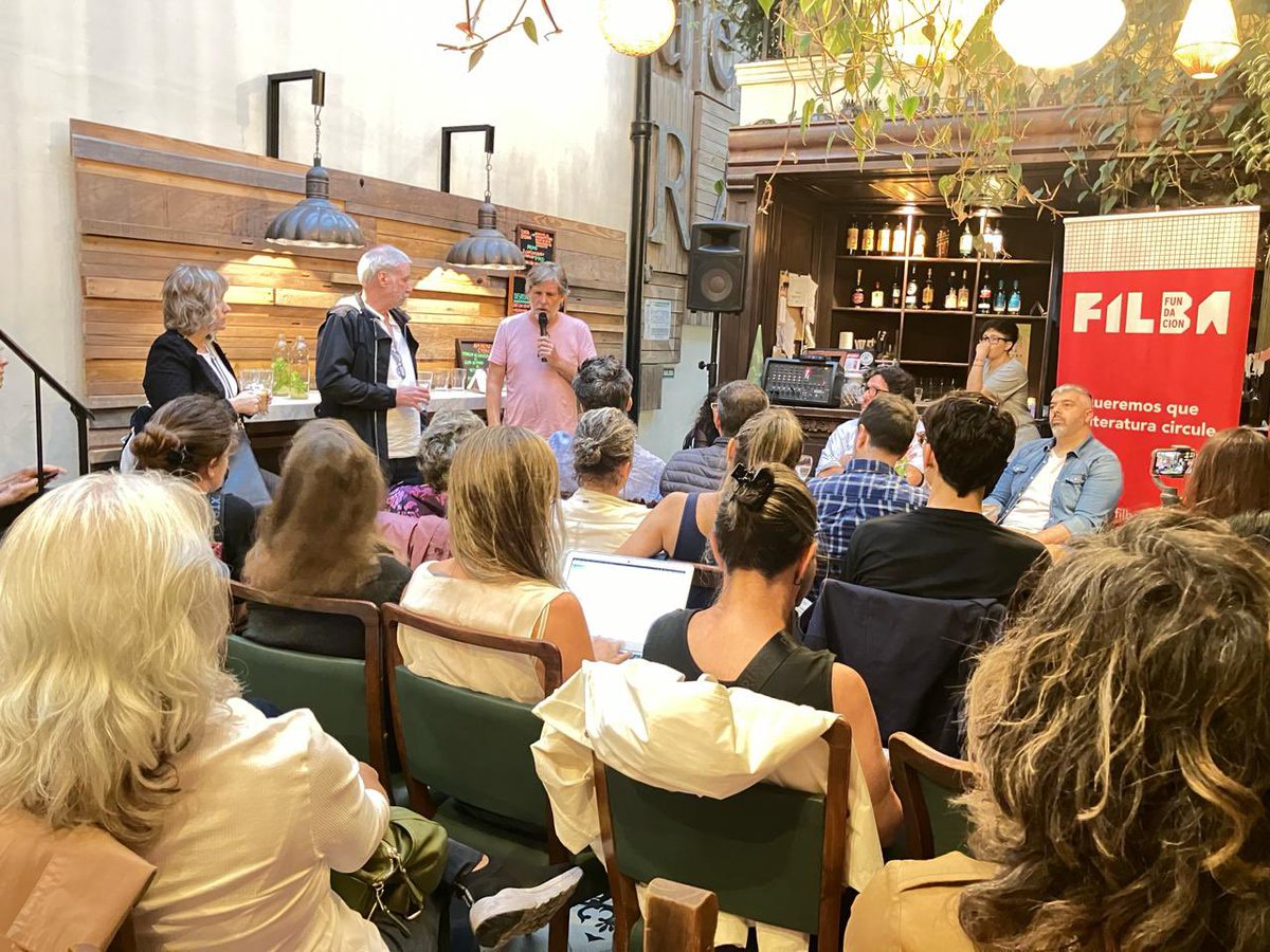 FundacionFilba's tweet photo. @pabloavelluto: El precio del libro es una herramienta de venta para los libreros.
@vmalumian Por qué tocar algo que sí funciona como la ley del libro cuando hay tantas otras cosas rotas?
#FilbaPresenta #Conversaciones_Urgentes en @eternacadencia https://t.co/qp6csUVSRW