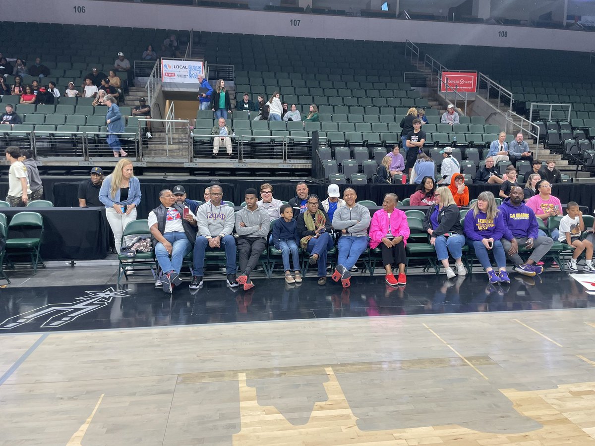 hayshawkshoops's tweet photo. @TrentMedearis @CaceresJivana &amp;the support system!!!! https://t.co/5pVWDsQzks