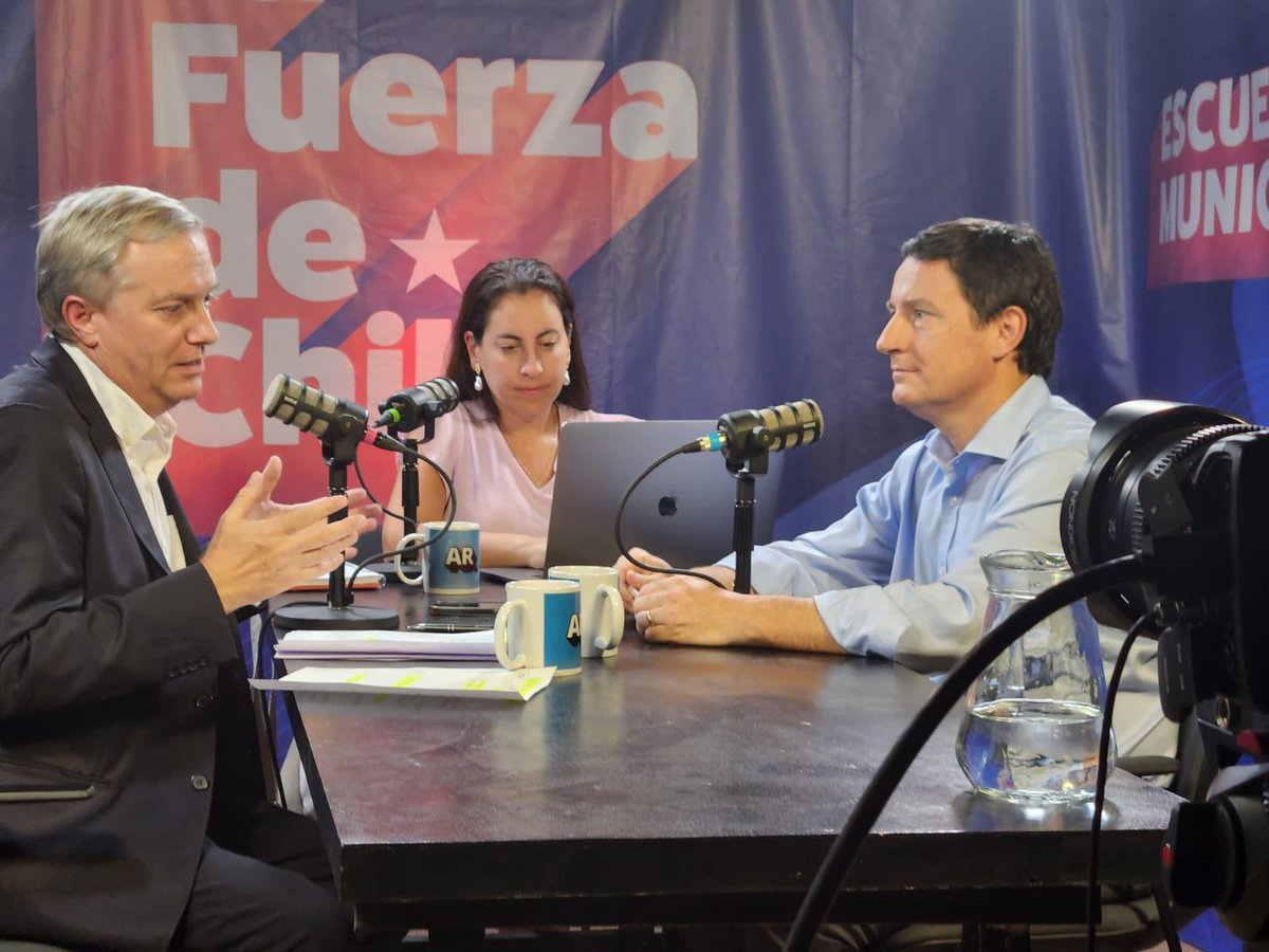 Inaugurando la Escuela Municipal con más de mil candidatos republicanos. #LaFuerzaDeChile 🇨🇱

<a href="/joseantoniokast/">José Antonio Kast Rist 🖐️🇨🇱</a> 
<a href="/arturo_squella/">Arturo Squella 🇨🇱</a> 
@CugarteUgarte