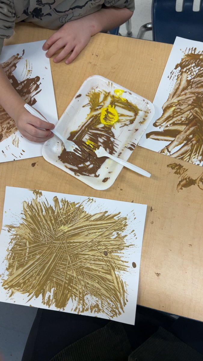 We used forks to paint the hay in baby Jesus’s manger at Christmas time! What a fun and silly way to get the students engaged in art and show them that you can paint with anything! 🎨👩‍🎨🧑‍🎨@EY_uwindsor