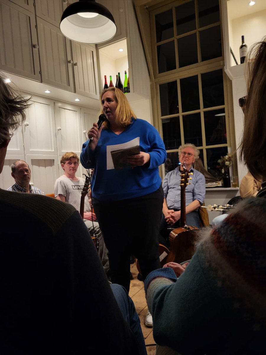 Heerlijk avondje weer in het mooie Gouda. Ik gun Schiedam ook zo'n mooie poëtische community als hier. Zoals elke maand bij #dichtersopdonderdag