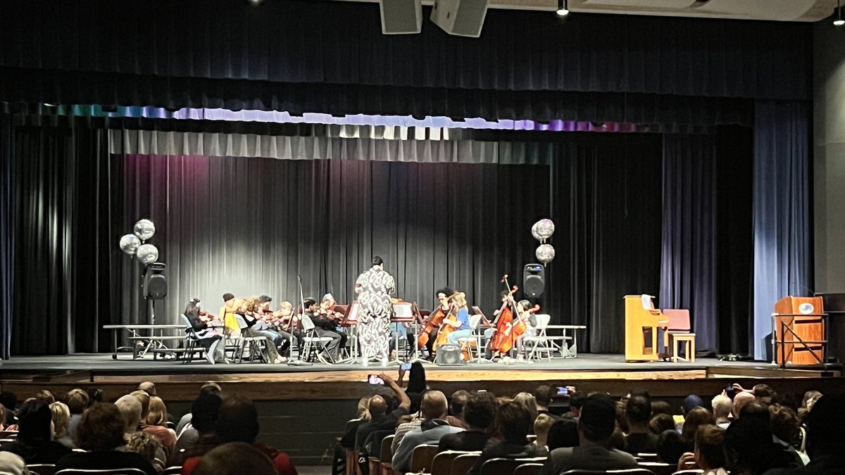 IPSMerleSidener's tweet photo. Tonight the students of Sidener Academy put on a performance for the ages that incorporated many different musical components. There were strings. There was dancing. We even had disco and the 80s (and the outfits that matched). @AleesiaLJohnson @IPSSchools @LelaSimmons19 @akuchik https://t.co/gkNao2T3Ie