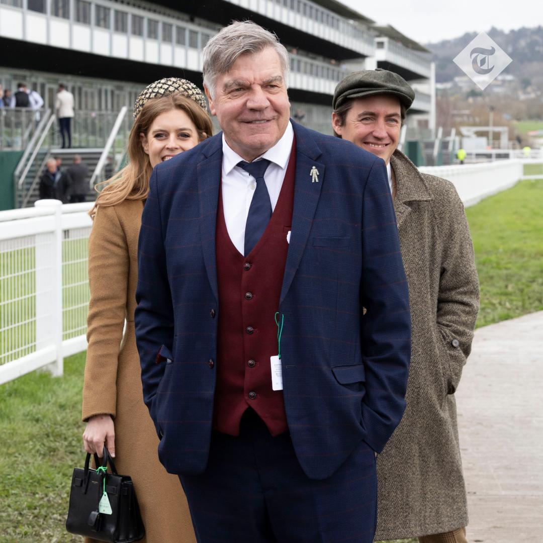 Telegraph's tweet photo. Sam Allardyce 'photobombed' Princess Beatrice at Cheltenham after mistakenly thinking assembled photographers were waiting for him

Read more ⬇️
https://t.co/D8iSvhVtbA https://t.co/zem7X1Lg1C