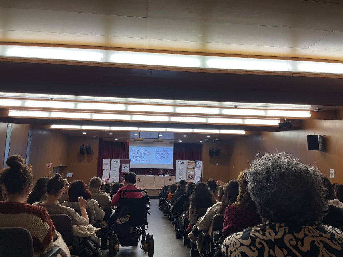 Agraïda de participar a la XVII Jornada del #DiaMundialdelTreballSocial. 400 professionals i alumnes han pogut escoltar la veu de les víctimes de Violència Sexual Infantil que formen part de l'
<a href="/AFASiT1/">AFASiT</a>. Gràcies <a href="/dafitsURV/">Dept. d’Antropologia, Filosofia i Treball Social</a>, #TSCATTarragona i #TSCATTerresEbre per l'organització.