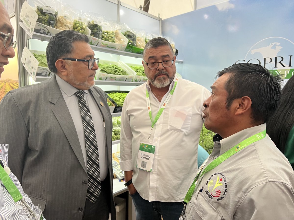 Ministro de agricultura conversando con pequeño productor de Patzan en AGRITRADE