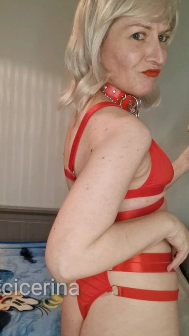 Come and rip it off me 😏😌😈 https://t.co/qRgSJlW3w5