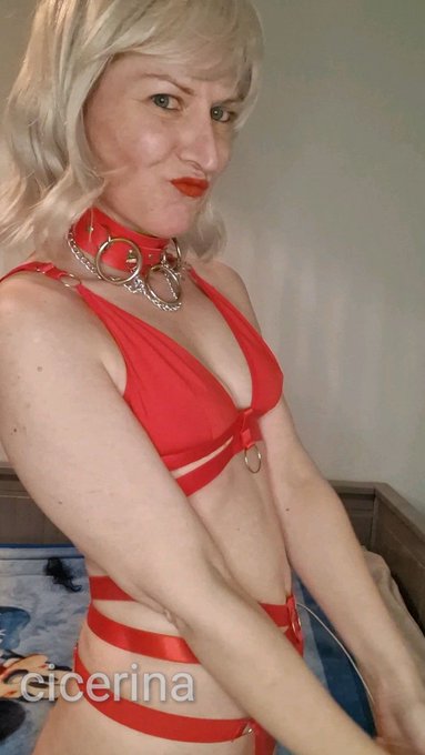 Come and rip it off me 😏😌😈 https://t.co/qRgSJlW3w5
