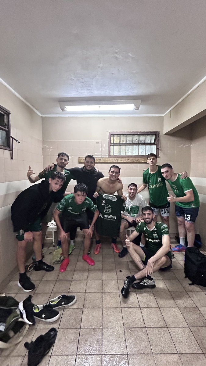 #FerroTwitter GANO EL CLASICO! 

Fue 13 a 5 contra #VelezTwitter en Liniers.

Agradecemos a <a href="/TwvelezFC/">TW Velez FC</a> no solo únicamente por la invitación, sino también por poner la cancha, y la cola.