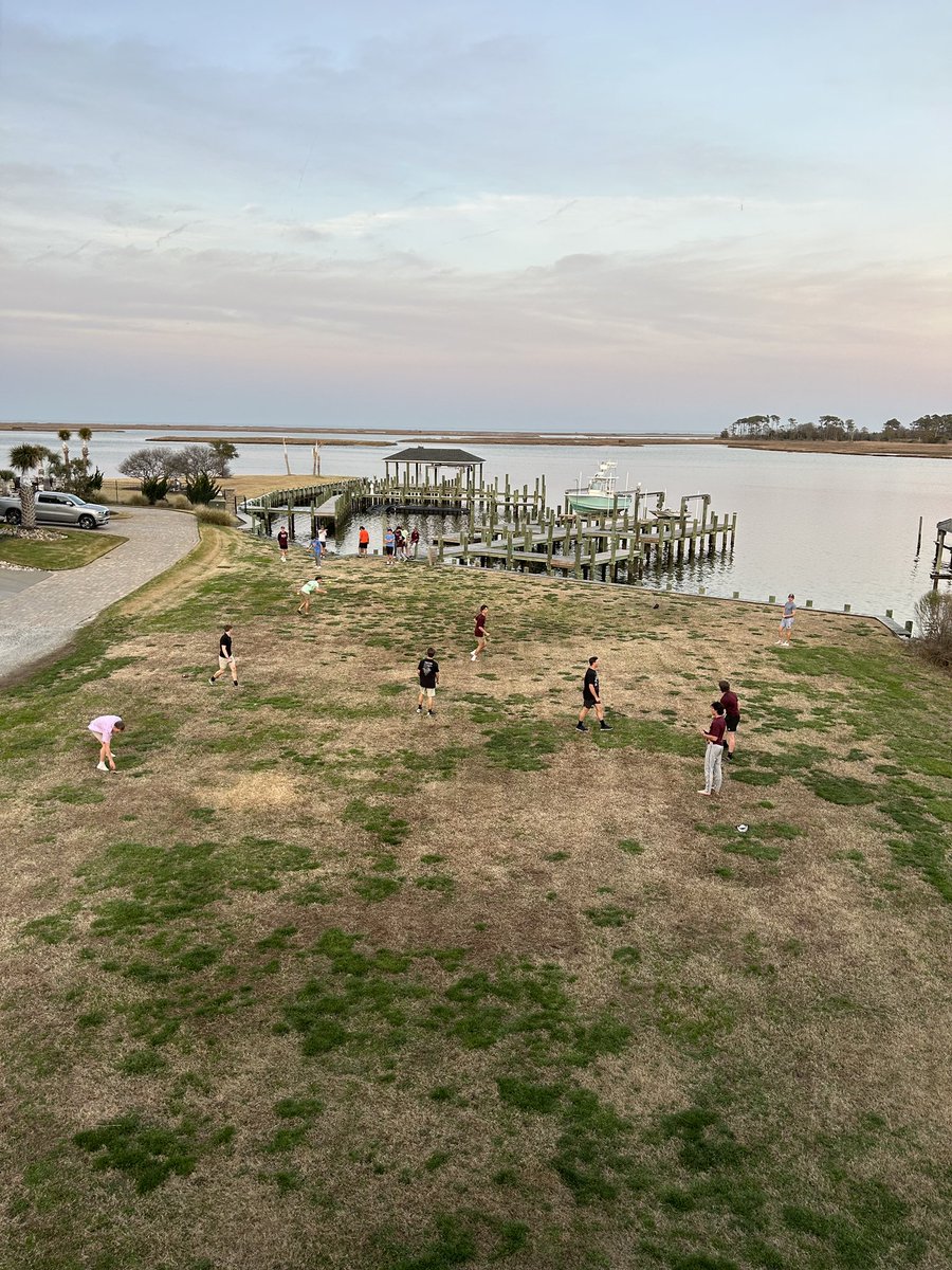 Beautiful weather ☀️ + pizza 🍕 + whiffle ball ⚾️ = successful team dinner.

Thank you to the Check family for hosting the boys this evening.

#poquoson #PHS #bullislandersbaseball #teambonding #localboys #reptheisland