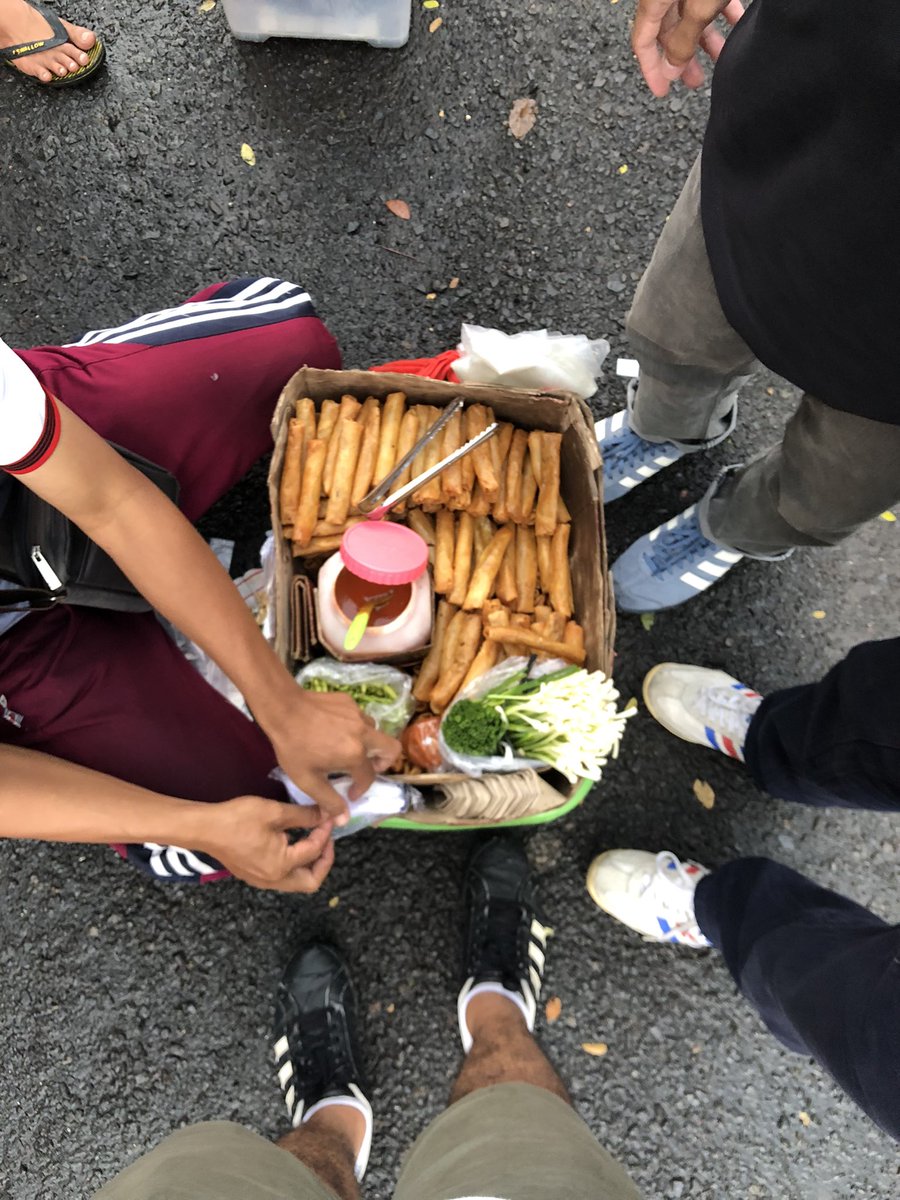 KusauKu's tweet photo. terlepas dari apapun sejatinya sepak bola hanyalah hiburan, ntah telah diatur (mafia) atau tidak, tugas kita hanya menikmati dan menciptakan euforia positif di setiap momentnya. https://t.co/KSPS8h6x6h