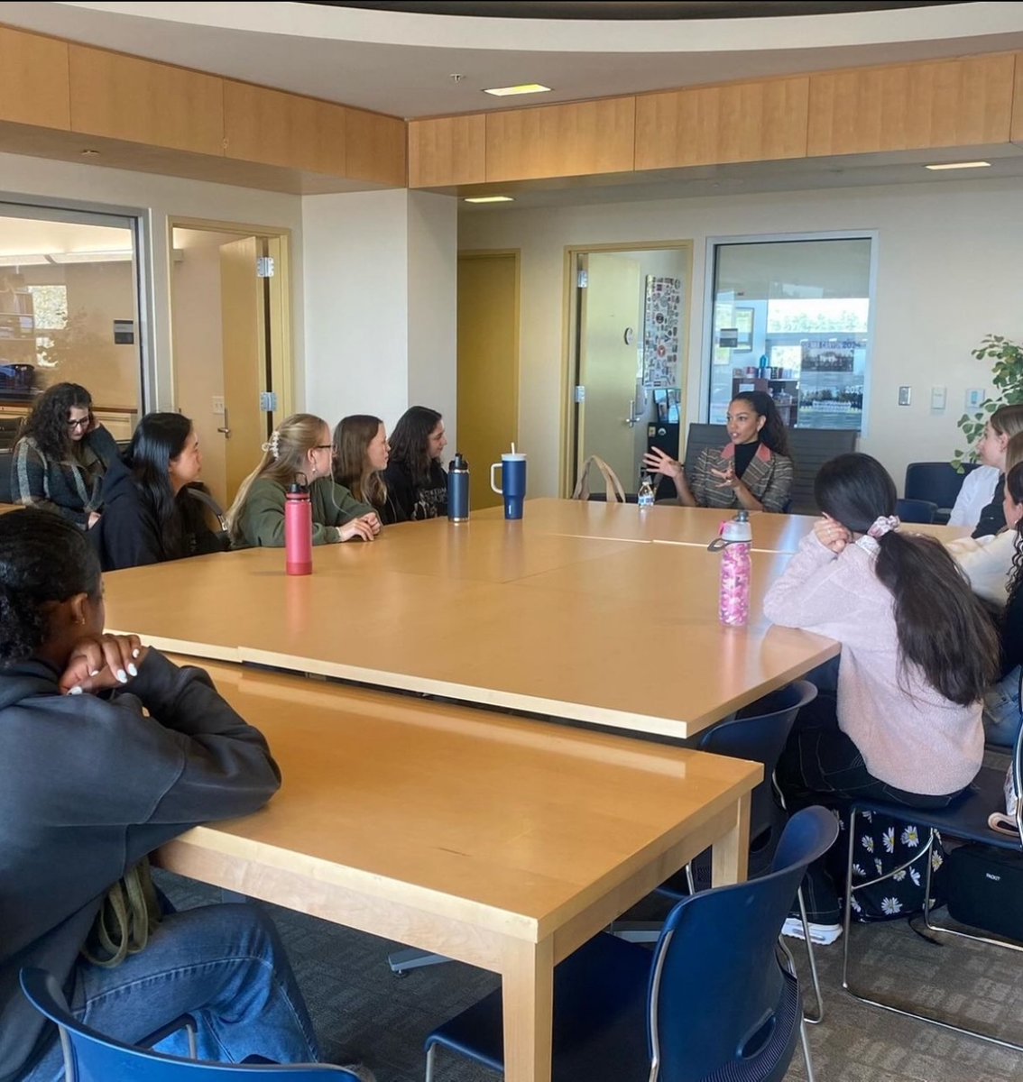 This week #endowarrior + EndoFound ambassador @corinnefoxx presented the newly relaunched ENPOWR program to her alma mater, Sierra Canyon School. The ENPOWR e-course is an innovative medical education program tailored for HS students, aiming to increase awareness about #endo.