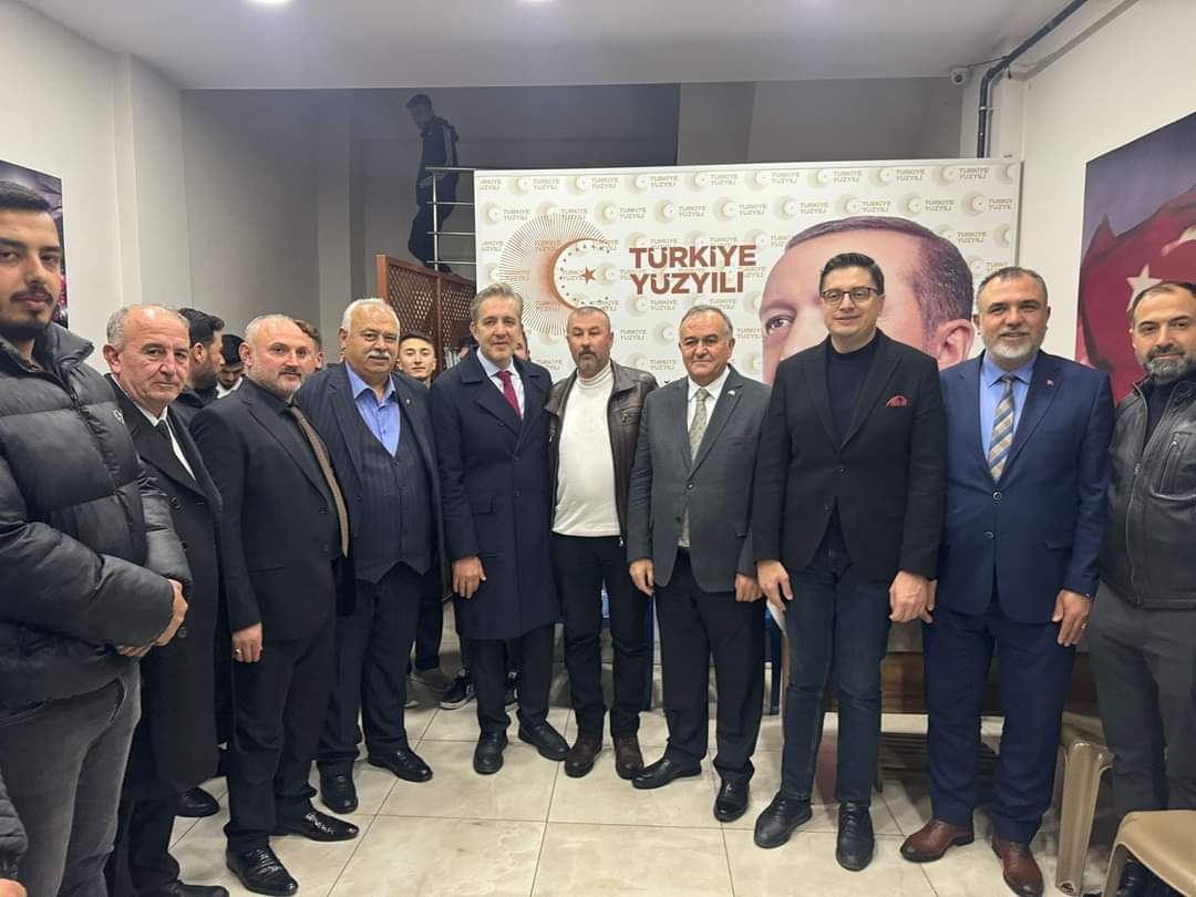 Akhisar ilçe Bşk. Sn. Ahmet Namal ve ilçe yöneticilerimizle birlikte AK Parti Akhisar İlçe Teşkilatını ziyaret ederek Akhisar’daki seçim çalışmalarıyla ilgili istişarede bulunduk. 
Türk Milleti pkk terör örgütünün siyasi koluyla DEM'lenenlere 31 Mart'ta gereken cevabı verecektir.