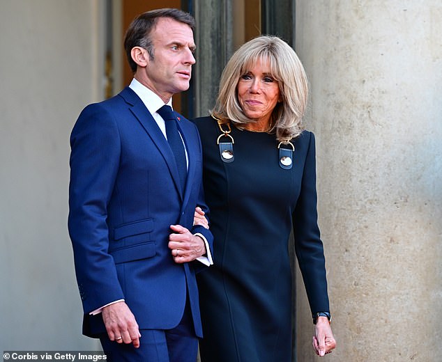 #VidaPrivada de los #Macron. Brigitte Macron conoció a Emmanuel Macron en 1992. Tenía 39 años, estaba casada, tenía tres hijos y era profesora en Amiens. Emmanuel Macron tenía 15 años y era alumno de la misma clase que una de sus hijas. Una de las clases que impartió fue teatro.