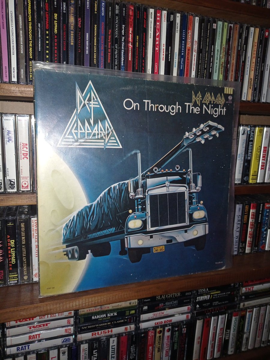 XIBILXIC's tweet photo. On Through The Night d unos @DefLeppard 🇬🇧 con ganas de comerse el #Rock a puñados, pero con el desparpajo que solo la juventud provee, y está de aniversario🤘😎 #DefLeppard #OnThroughTheNight #HelloAmerica 🤬 #HelloUSA 😆 #RockBrigade #CassetteMania #vinylrecords #vinylcommunity https://t.co/oEuANamD9J