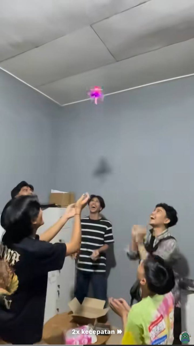 💚 cowok kalo lama bales chat, lagi main Barbie terbang 😭😭😭 heboh sendiri mainnya