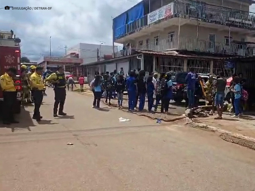 PDNewsBR's tweet image. Agentes do Detran contêm homem que agredia mulher e idoso em Ceilândia

politicadistrital.com.br/2024/03/14/age…

#DetranDF #Ceilândia #Agressão #Idoso #Mulher