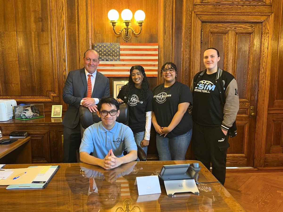 Big shoutout to our McCown BSAC students for their outstanding presentation to Borough President Fossella today, advocating for funding to upgrade our gymnasium bleachers! 🎉👏 #McCownPride #StudentLeadership @NYCSchools @DOEChancellor @ruxdanika @NYCOutwardBound @OutwardBoundUSA
