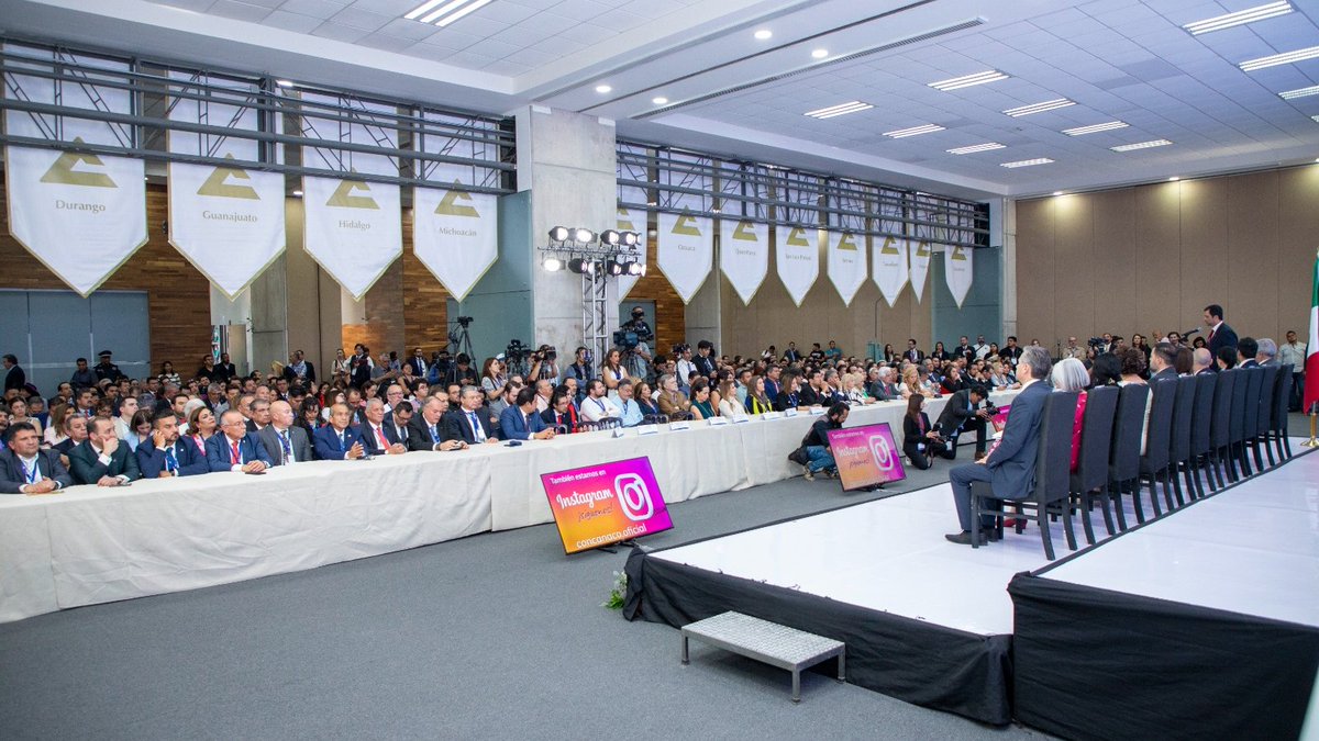 CONCANACO's tweet photo. Durante la ceremonia de toma de protesta del Consejo Directivo de la Confederación de Cámaras Empresariales (Concanaco Servytur), se vivió un momento de gran simbolismo y unidad. Nuestro Presidente Octavio de la Torre entregó la llave del comercio a Teresa Jiménez, Gobernadora de Aguascalientes, marcando así un compromiso sólido y fortalecido entre el sector empresarial y las autoridades locales.
#UnidosContigoEnAccionesPositivas