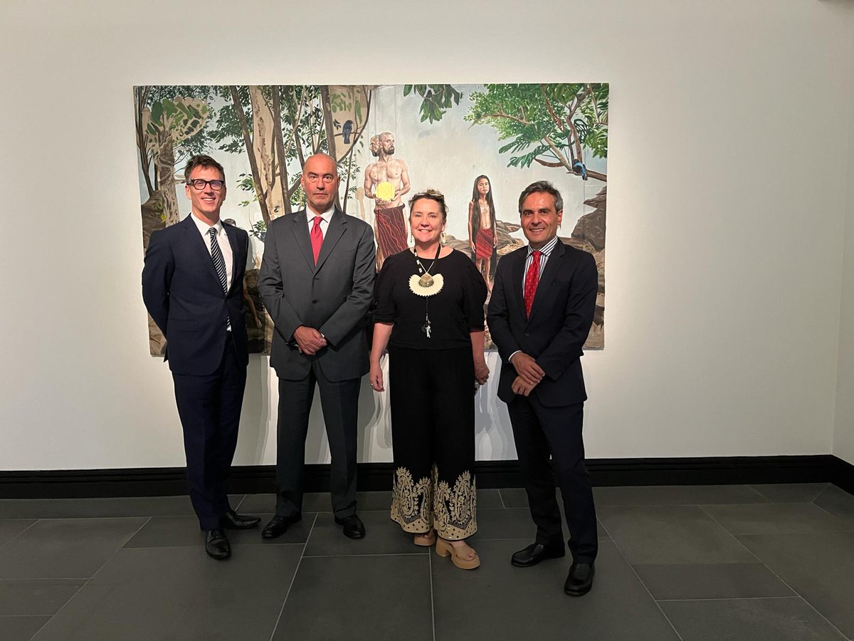 L’Ambasciatore Paolo Crudele, accompagnato dal Console Ernesto Pianelli, ha visitato la mostra “Adelaide Biennial of Australian Art” presso la AGSA (Art Gallery of South Australia).