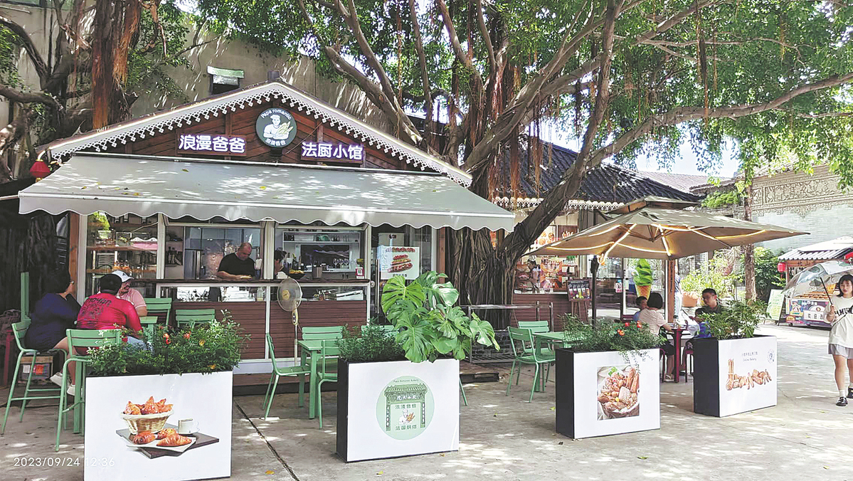 ChinaDaily's tweet photo. A French bakery has become a tourist attraction in Nanping township, which is part of Zhuhai, a coastal city in Guangdong province. #culturalexchange https://t.co/iIyXBNMf0K https://t.co/TlwuqsPNjE
