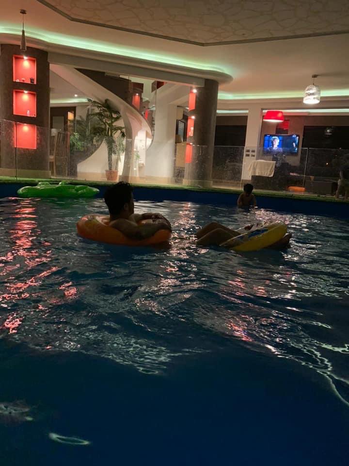 ايامٌ ثقيلة ..لحظاتها تتكرر ،
جميعنا منها مرهقون ..نعيش فيها الانتظار ..
لغدٍ افضل .
بلا قلق ولا قيود ولا اجراءات احترازية ..
(يتوحد الشعور بنا جميعاً)..
فكن لطيفاً .على من هم حولك 
وتمالك غضبك او حزنك
هذّب حرفك او اصمت ..وافعل خيراً
واهمها ..  
ان لا تشتكي الا لخالقك