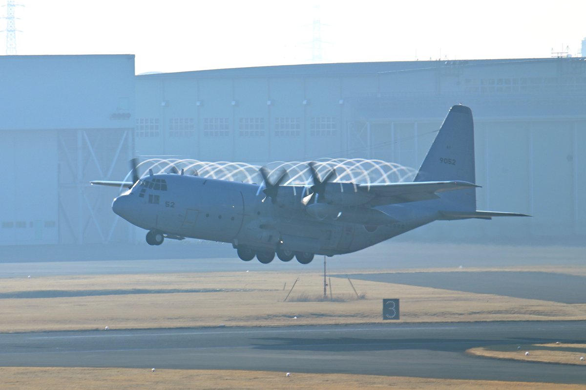【LC-90,C-130R同時発進✈】
3月9日(土) #厚木基地 で #ＬＣー９０ 連絡機と #Ｃー１３０Ｒ 輸送機の同時発進がありました。これは１年に１回あるかどうかの貴重な機会だそうです。
朝もやの中、航空機は力強く離陸していきました！
航空機好きにはたまらない瞬間です。
#第６１航空隊