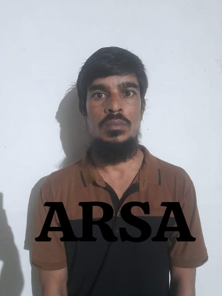 Rapid Action Battalion (RAB) detains four top #ARSA members with arms in a raid at Ukhiya #Rohingya camp, Cox’s Bazar. Elite force seizes foreign pistol, gun, bullets, and explosives. #ARSA #RAB #CoxsBazar