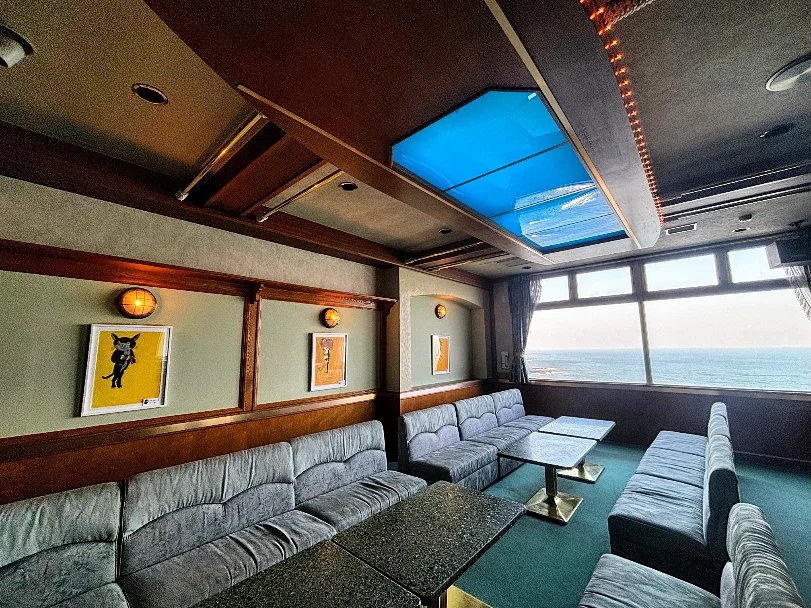 TheHotelSeaport's tweet photo. 🌸３階の一部を皆様に開放します🌸

3階ロビー、パーティルームを開放します👏

飲食物は持ち込んでいただければ飲食OK！

入場料も無料です！
※協力金箱があります。頂いたお金はホテルの設備、恋人岬の整備に使われます。

開放時間は9:00〜18:00まで

ぜひご来館ください✨✨

#お知らせです https://t.co/5G2s8wDYNQ