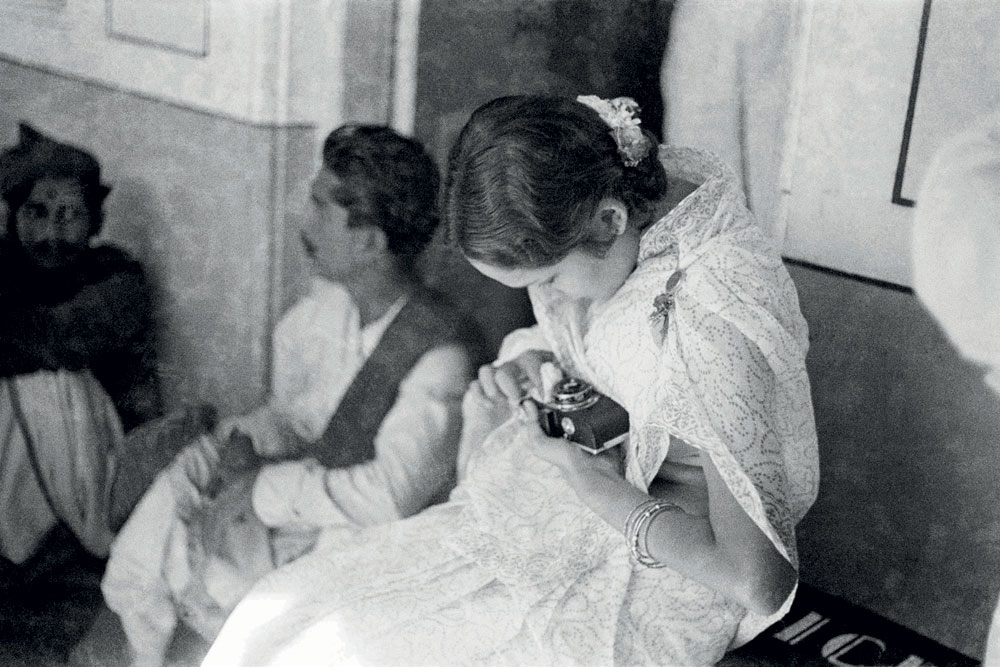 Openthemag's tweet image. The First Reels: Behind-the-scenes photographs of #BombayTalkies reveal the early days of Indian cinema, writes @BhavyaDore t.ly/r3iQi