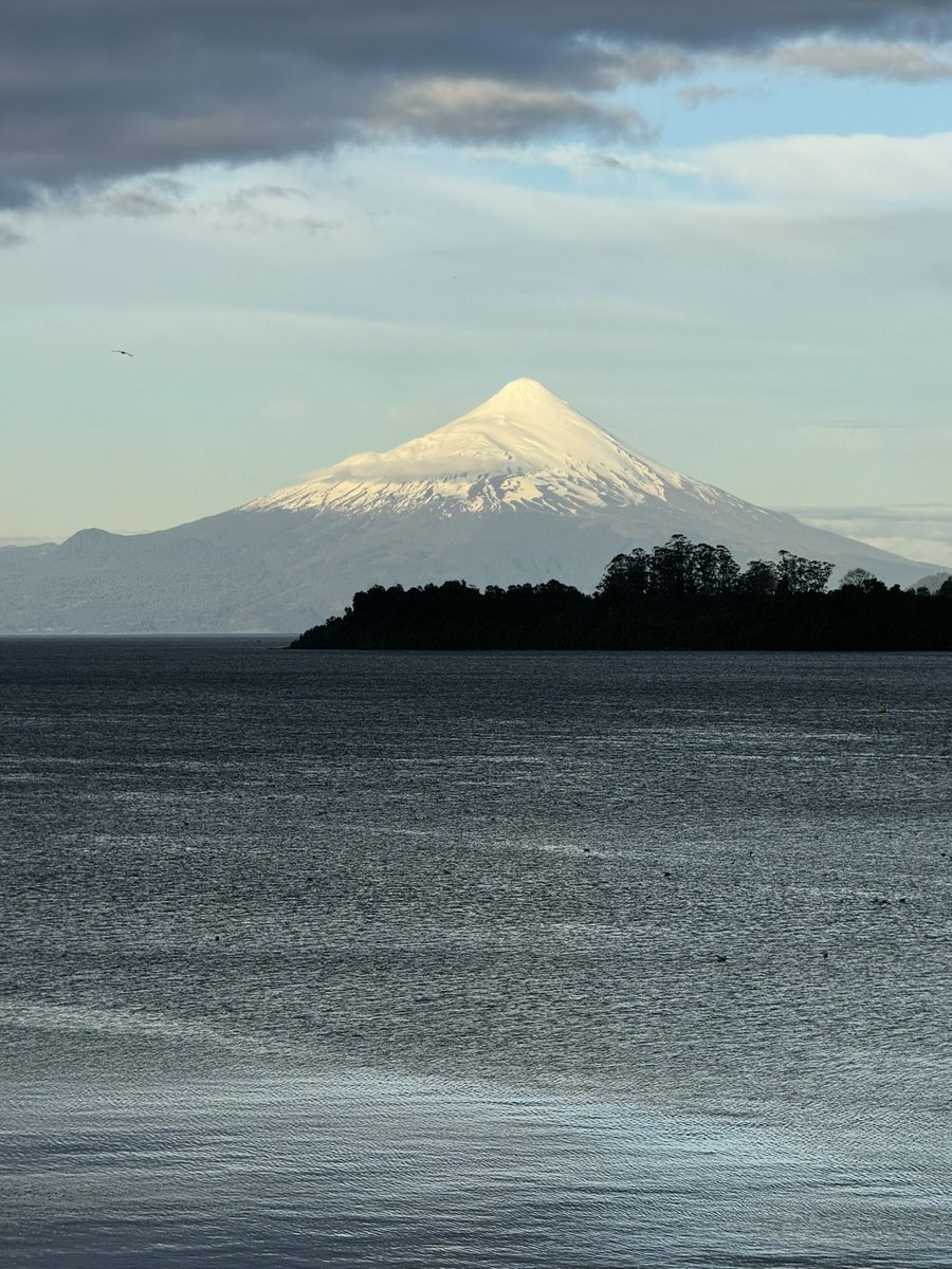 Algunos volcanes en la ruta de trekking de 4 dias entre Lago Llanquihue, Todos Los Santos y Rupanco @chiletravel @FEDETUR_Chile @SernaturLagos