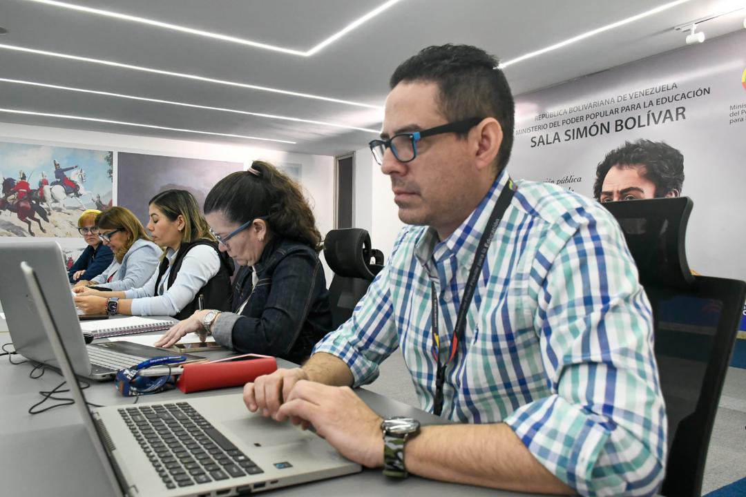 konecta2conNico's tweet photo. Presidenta de FEDE @gladysbarretom acompañó a la ministra para la Educación @_laavanzadora en videoconferencia con todos los equipos de los Centros de Desarrollo de la Calidad Educativa, donde chequeamos avances en las repuestas del Sistema 1x10 Educación. https://t.co/8UkcEsz5Qo