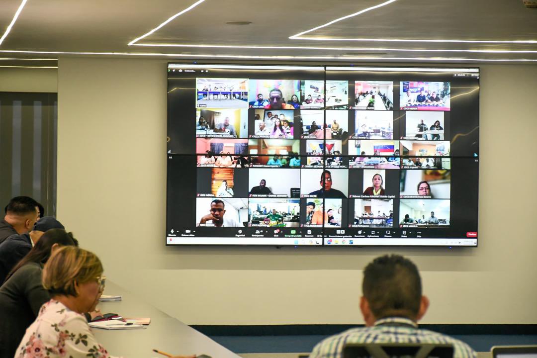 konecta2conNico's tweet photo. Presidenta de FEDE @gladysbarretom acompañó a la ministra para la Educación @_laavanzadora en videoconferencia con todos los equipos de los Centros de Desarrollo de la Calidad Educativa, donde chequeamos avances en las repuestas del Sistema 1x10 Educación. https://t.co/8UkcEsz5Qo