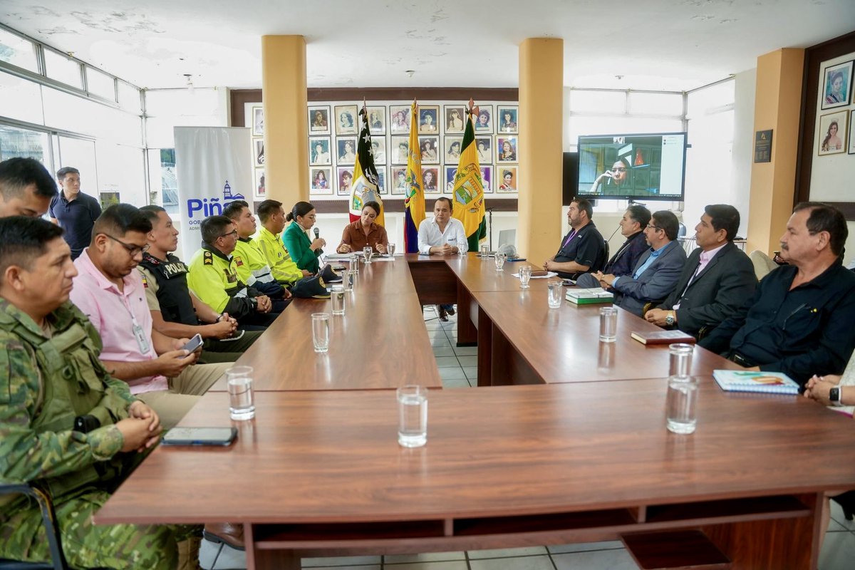 GoberElOro's tweet photo. En el PMU de #Piñas, el Gdor. @jimmyblacio_ec y la alcaldesa @TeresaFeijoo abordaron temas relacionados con la seguridad y vialidad. 

Además, se estableció un importante compromiso por parte de jueces y fiscales para ofrecer capacitaciones a @FFAAECUADOR y @PoliciaEcuador. https://t.co/5Uk7O8uy0q