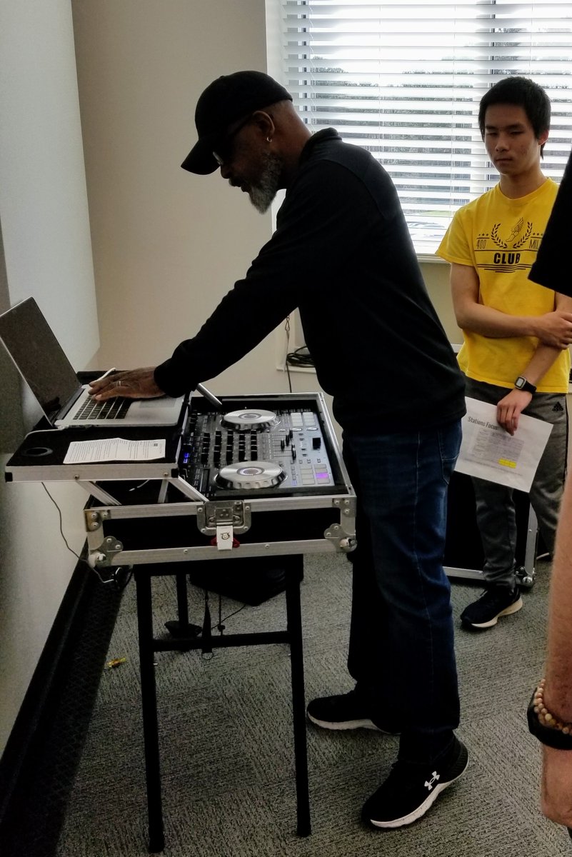 chhscic's tweet photo. Touring 9th graders to our CTE classrooms!  Hope some found classes of interest to add to their course electives for next year. Course registration ends March 22 - be sure to pick electives wisely!!  Join CTE classes to have fun while learning and building skills for your future! https://t.co/4K4qzfJlIB