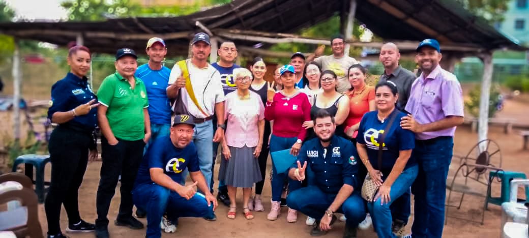 ECHeresBol's tweet photo. #14marzo | Hoy desde Lomas de angostura en nuestra querida #CiudadBolívar juramentamos otro #ComanditoConVzla, sumando cada vez más vecinos a esta inmensa y poderosa red de defensores de la Democracia y la Libertad.

@delsasolorzano
@TonyGeara 
@ComanditosVzla https://t.co/ozMR1WCgnK