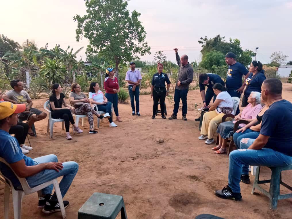#14marzo | Hoy desde Lomas de angostura en nuestra querida #CiudadBolívar juramentamos otro #ComanditoConVzla, sumando cada vez más vecinos a esta inmensa y poderosa red de defensores de la Democracia y la Libertad.

<a href="/delsasolorzano/">Delsa Solorzano</a>
<a href="/TonyGeara/">Tony Geara</a> 
@ComanditosVzla
