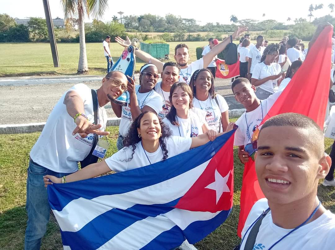 ¿Dónde está la juventud Cubana? - La respuesta es una y solo una.. AQUÍ!!!! 🇨🇺 💪🏻 En esta isla Soñando y luchando por hacer realidad su sueño, transformando con sus manos al país que aman, creando juntos su felicidad #CreaTuFelicidad #CDRCuba #GenteQueSuma #Cuba