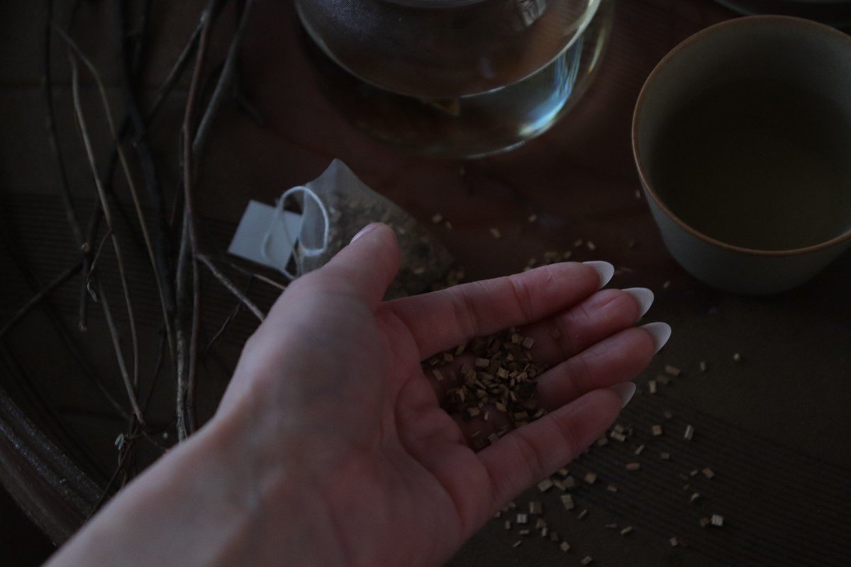 クロモジの木から採れるお茶。
木のチップそのままを煮出すと
スッキリした味わいのお茶が。
#クロモジ茶