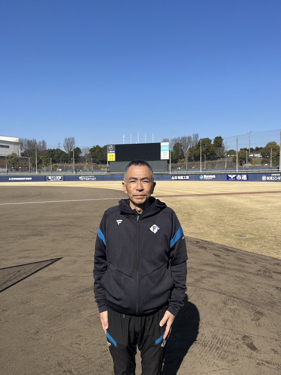 多摩川グラウンド、鎌ケ谷スタジアムを管理し続けたグラウンドキーパーの永田さん。 本日が出勤最終日となりました。 28年間、ありがとうございました！ #lovefighters