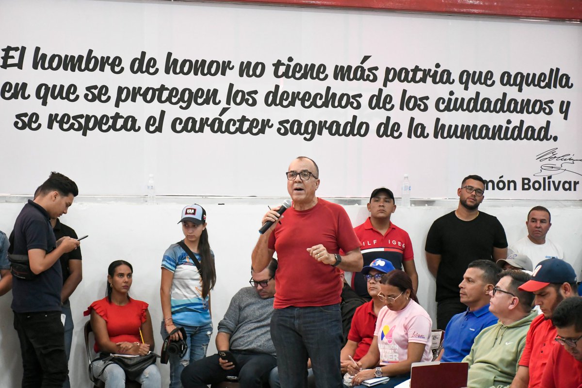 Nos vinimos a un extraordinario encuentro con las autoridades de los tres niveles de Gobierno en el estado Aragua para seguir profundizando las acciones a través del 1x10 del Buen Gobierno en cada uno de los territorios. @NicolasMaduro