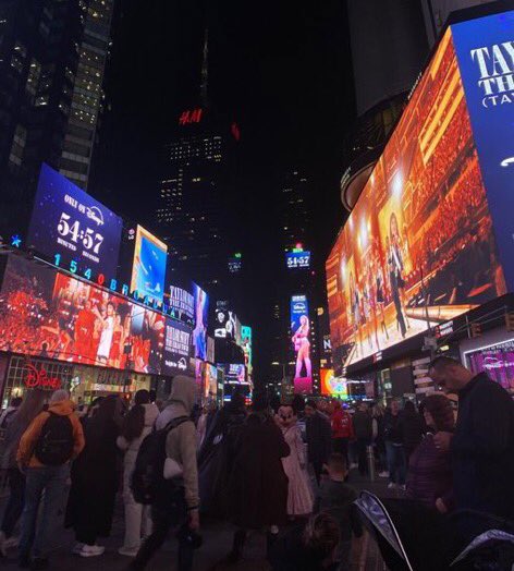 midnightstrack2's tweet photo. taylor has really taken over times square #TSTheErasTourTaylorsVersion https://t.co/RYefZYVyUs