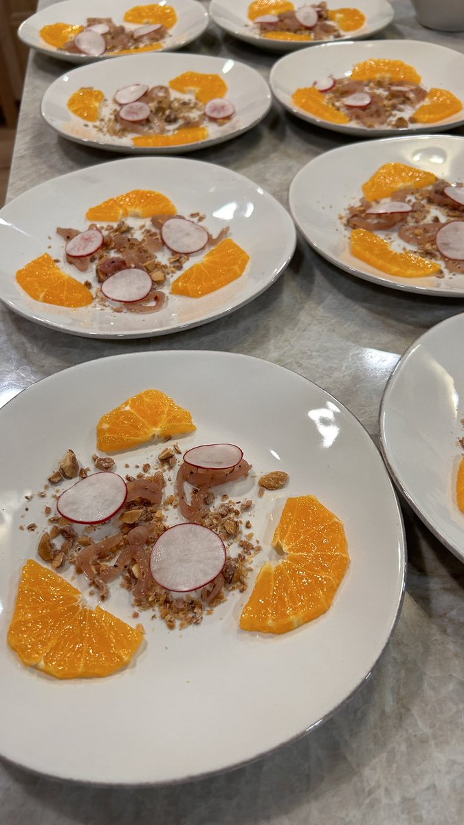 thesaltedtable's tweet image. 🥗🍴: here’s your reminder to put salad toppings at the bottom of the salad so it’s good til the last bite.👌🏾 #tips #cooking