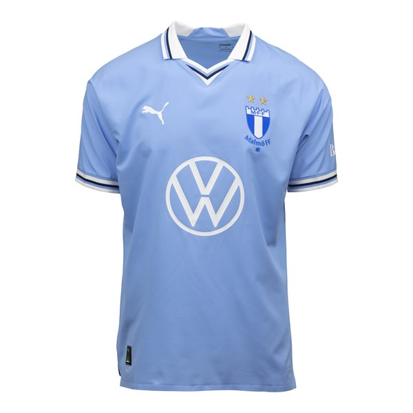mffkits's tweet photo. 🚨🚨🚨

Har hittat en större bild på tröjan, och det som jag trodde var EN mörkblå rand, är i själva verket TVÅ ränder, en himmelsblå och en svart.

Inte 100% att den är svart, men ser ut så. Stämmer det är det ett mycket märkligt färgval och sänker totalbetyget kraftigt för mig. https://t.co/G0tekakUEn