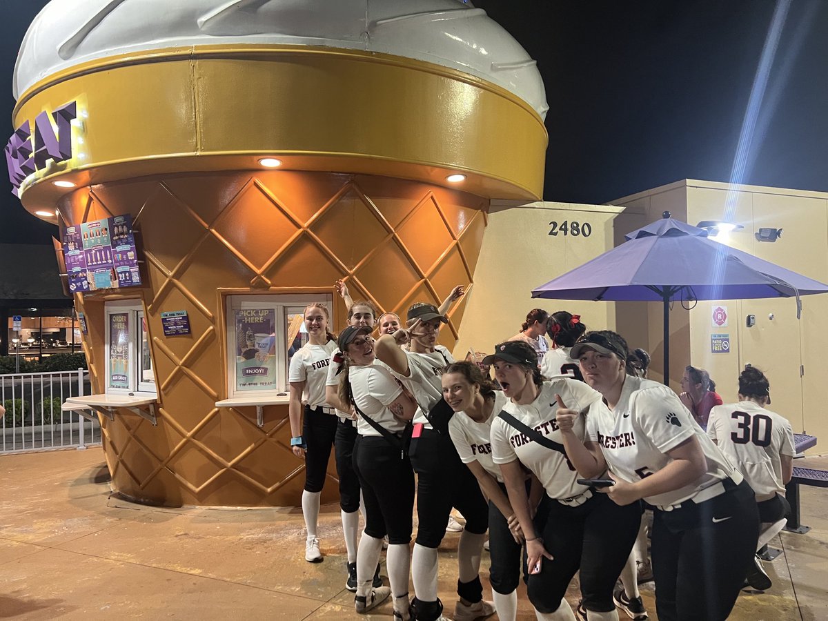 CoachLenzi1680's tweet photo. Winners get ice cream. That’s now 5 wins in a row — swept the day again! #smartsoftball #elitemindset @JoeKinsella66 https://t.co/3hVkjApfR2
