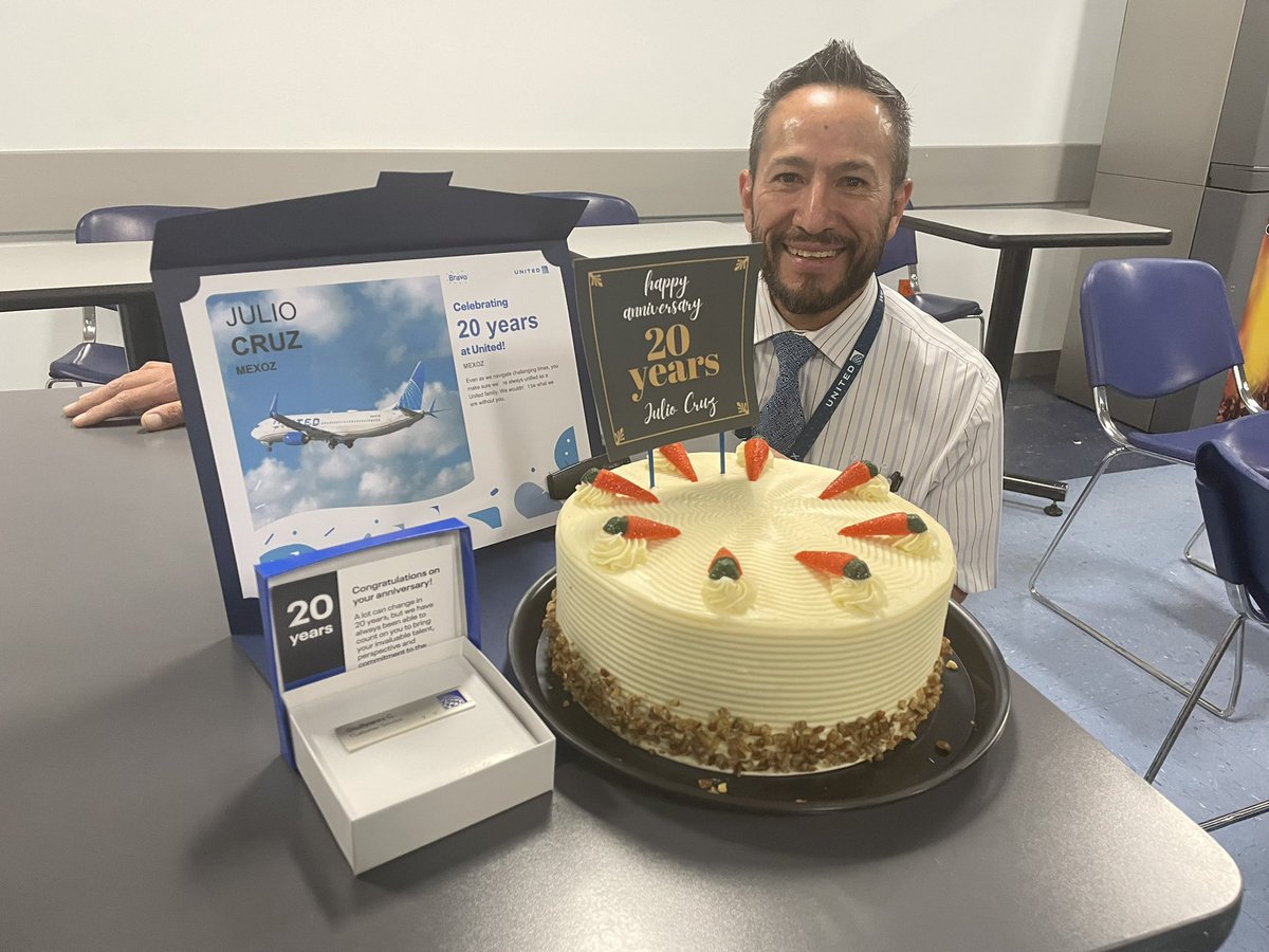 JoseDeGallardo's tweet photo. Congratulations to Julio Cruz, Giullyanni, for his 20th Anniversary with United. We are so grateful to have you in MEX. More to come.@weareunited https://t.co/9Wxkxdlf50